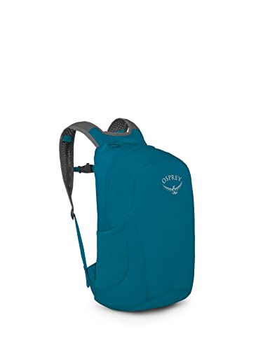 Osprey Ultralight Leichter Rucksack, 18L, Waterfront Blue - Detailfoto eines blauen Reisegepäcks mit schwarzem Gurt und weißem Logo auf der Vorderseite. Gegen einen weißen Hintergrund stehend.