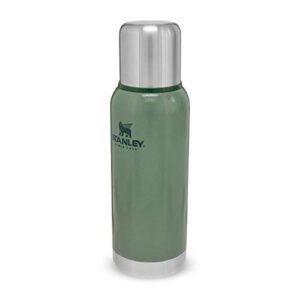 Stanley Adventure Thermoskanne in Hammertone Grün, 25 oz BPA-frei Edelstahl Behälter mit Isolierung und Trinkbecherfunktion