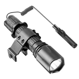 Taktische Taschenlampe mit 5000 Lumen Lichtstärke, vier Beleuchtungsmodi und Picatinny-Schienenhalterung für Gewehre oder Helme.