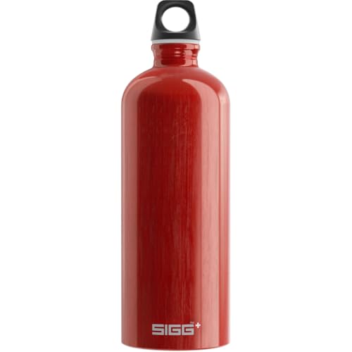 Eine rot-punktierte Sigg Trinkflasche in 1 Liter Fassungsvermögen, aus recyceltem Aluminums gefertigt und BPA-frei, ideal für den Outdoor-Einsatz oder als Wasserflasche zum Alltagsgebrauch