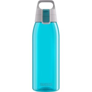 Sigg Tritan Trinkflasche in hellblauer Farbe mit 1 Liter Fassungsvermögen. Die Flasche ist für kohlensäurehaltige Getränke geeignet und besitzt einen innovativen Verschluss, der das einhändige Trinken ermöglicht. Sie ist BPA-frei, leicht und spülmaschinenfest.