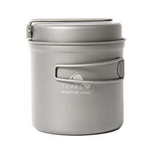 Ergonomische und robuste Camping-Pfanne für das Kochen von Nudeln, Reis oder Gemüse bei Wanderungen und Camping-Aktivitäten.