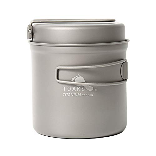 Ergonomische und robuste Camping-Pfanne für das Kochen von Nudeln, Reis oder Gemüse bei Wanderungen und Camping-Aktivitäten.