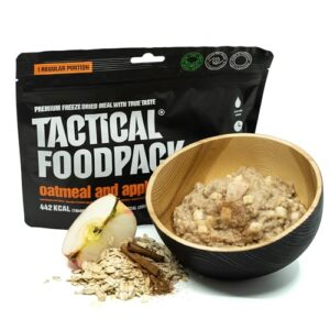 Leichtes Abenteueressen zum Aufpellen in der Wildnis, das aus Haferbrei mit Äpfel besteht und glutenfrei ist.