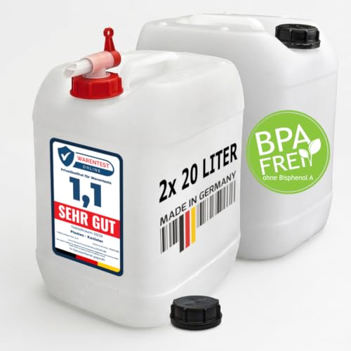 Zwei weiße Plastikwasserkästen mit schwarzen Deckeln. Der linke Kasten hat eine Etikette, die 'SEHRA GUT' lautet, und der rechte Kasten hat eine Etikette, die 'BPA FREI' lautet.