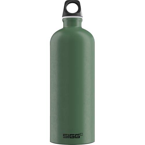 Sigg Alu Trinkflasche in Traveller Leaf Green, 1 Liter füllbar, klimaneutral zertifiziert, für kohlensäurehaltige Getränke geeignet, auslaufsicher und federleicht, BPA-frei, Outdoor-Trinkflasche