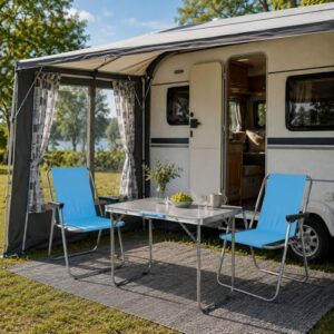 3-teiliges Campingmöbel Set aus Alu, bestehend aus einem Campingtisch mit Tragegriff und zwei Campingstühlen im Hellblau-Ton, ideal für kleine und große Familien unterwegs.