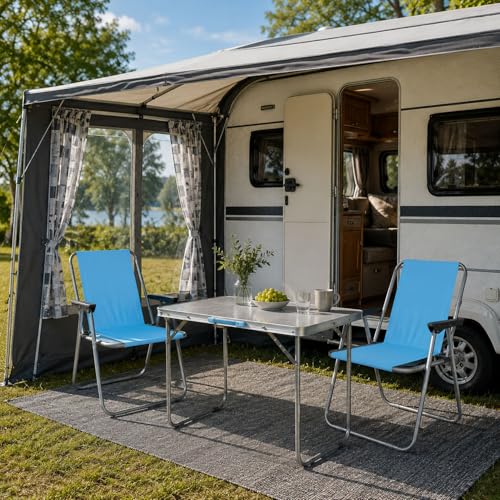 3-teiliges Campingmöbel Set aus Alu, bestehend aus einem Campingtisch mit Tragegriff und zwei Campingstühlen im Hellblau-Ton, ideal für kleine und große Familien unterwegs.
