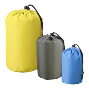 Drei Nylon-Beutel mit Kordelzug, ideal für Outdoor-Aktivitäten wie Camping, Wandern oder Picknicken. Die Beutel sind robust und bieten genug Platz für alle notwendigen Gegenstände.